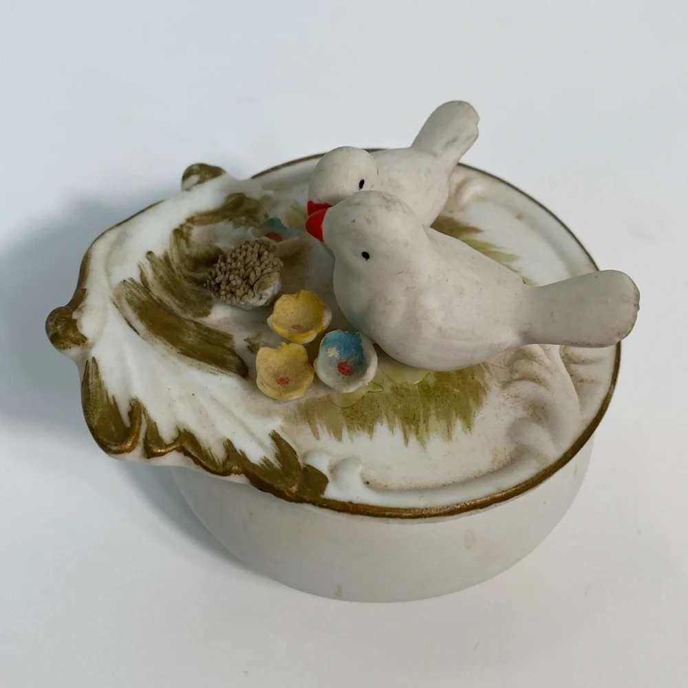 Vintage Lovebirds/Doves trinket box/ring holder storage container. Trinket